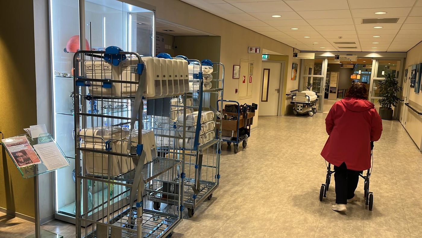 Montagekar met dispensers in een ziekenhuisgang