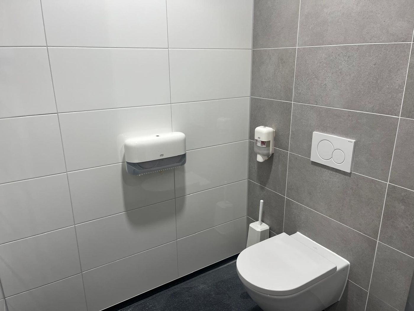 Toiletrolhouder en zeepdispenser, nette montage
