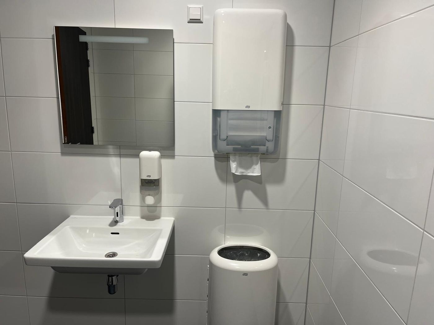 Wastafel met sensorkraan en Tork dispensers