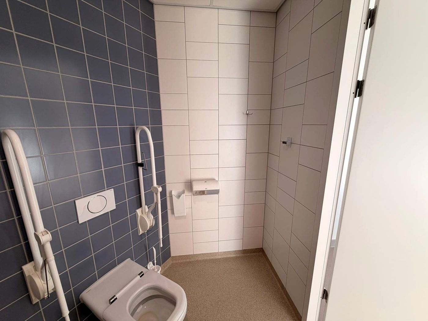 Sanitaire ruimte met meerdere door Oosterhaven gemonteerde onderdelen