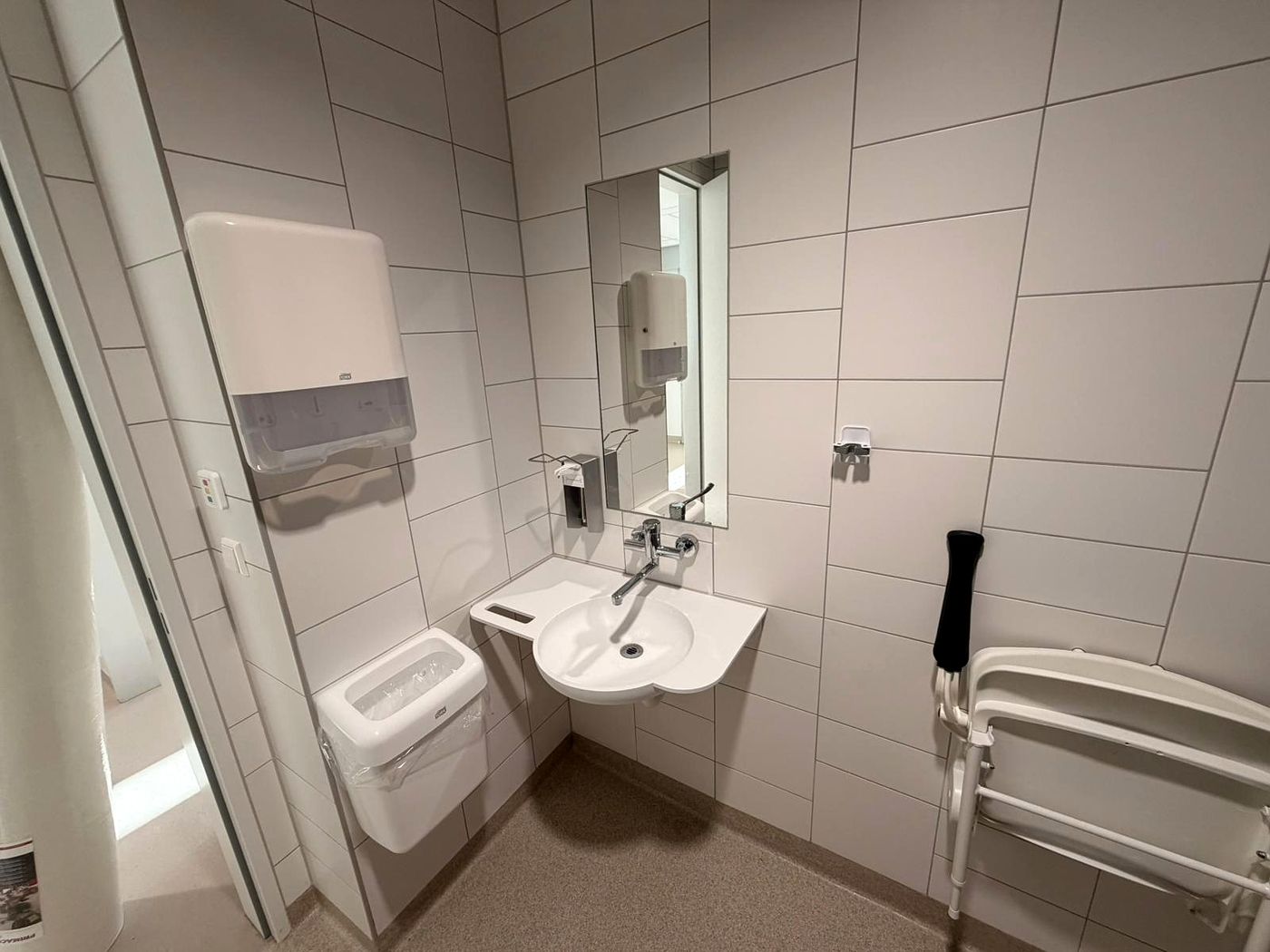 Wastafel met dispensers in een zorginstelling