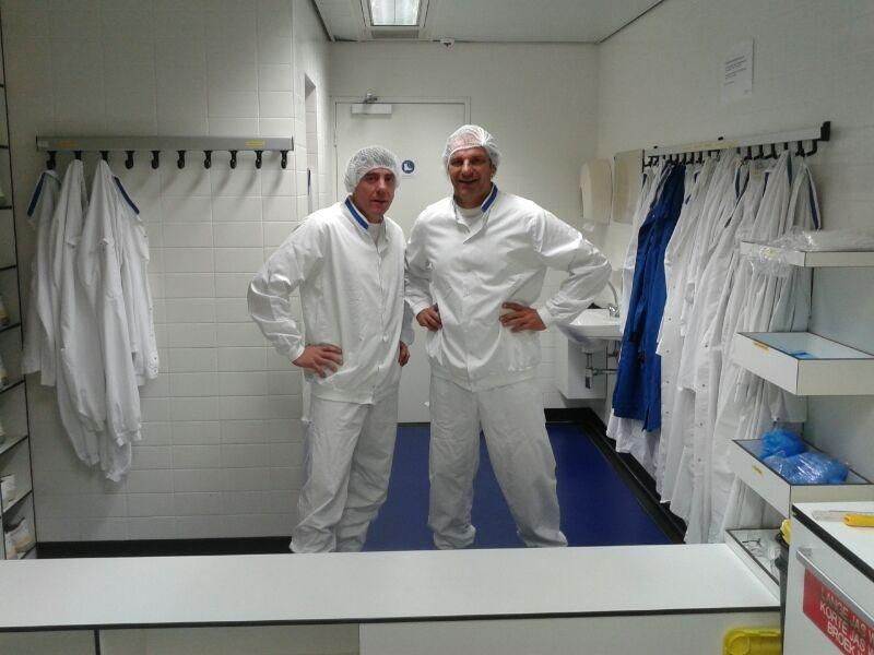 Twee collega's in cleanroomkleding