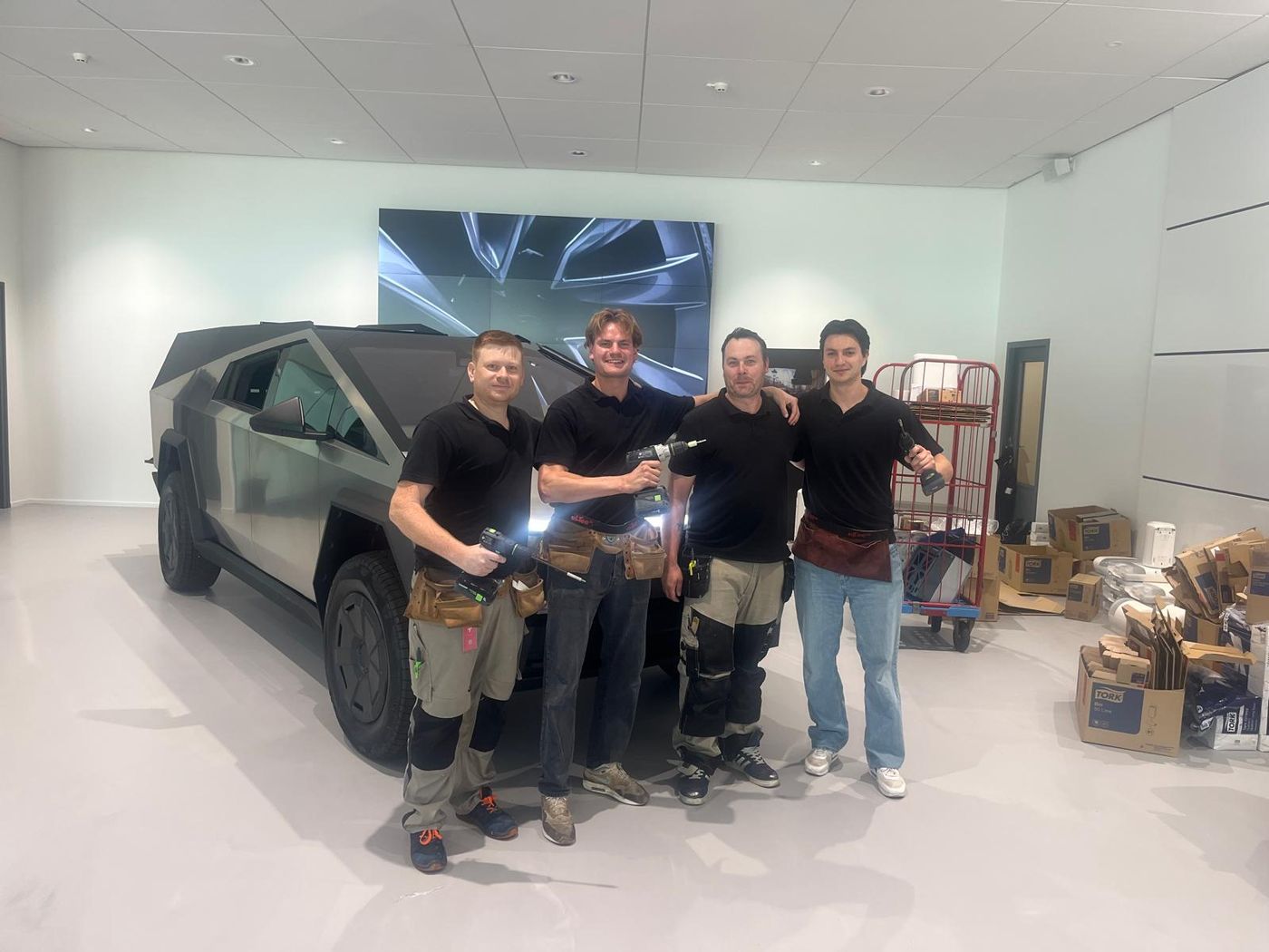 Het montageteam met gereedschap bij een klus