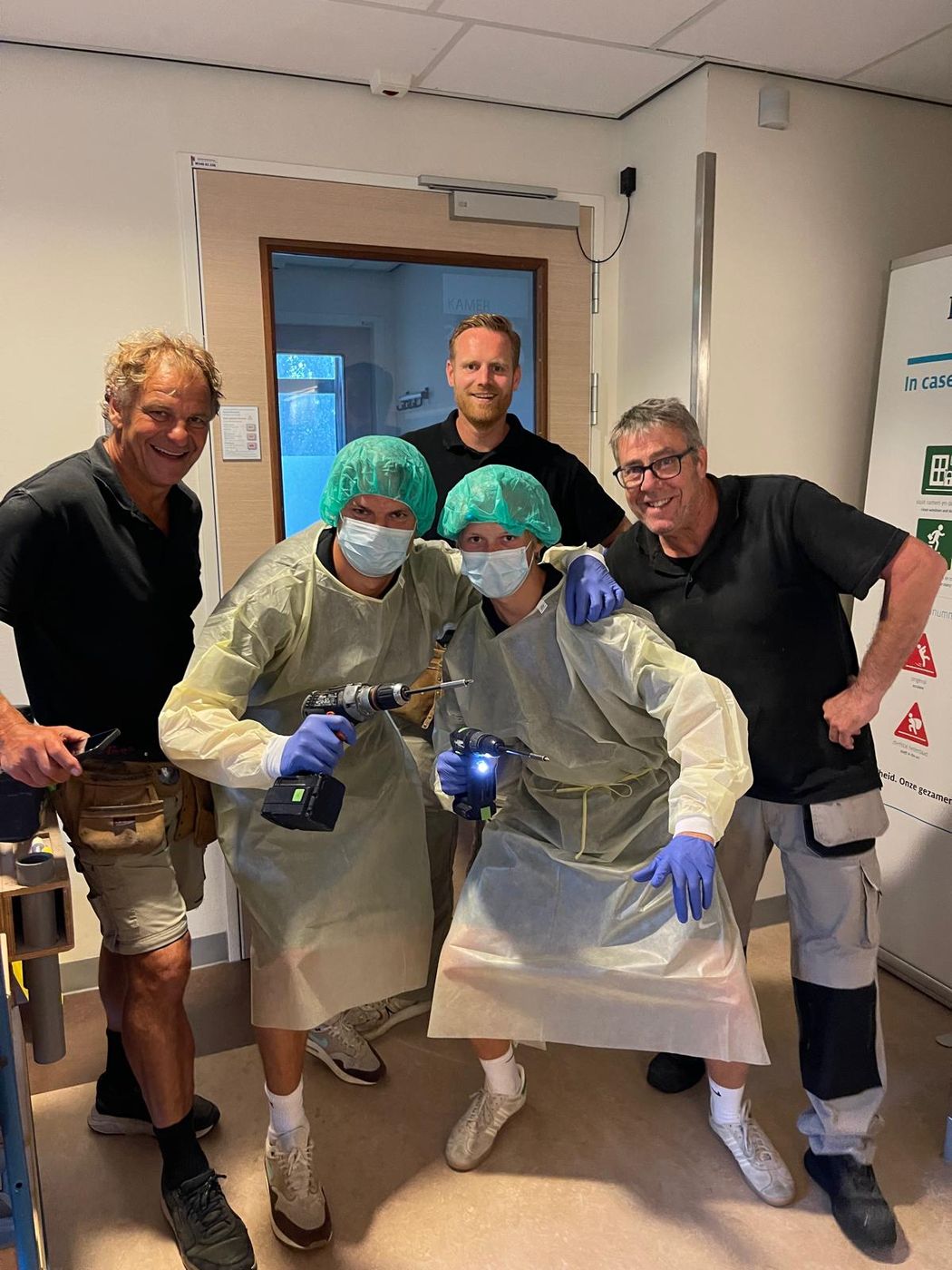 Collega's in beschermende kleding in een ziekenhuis